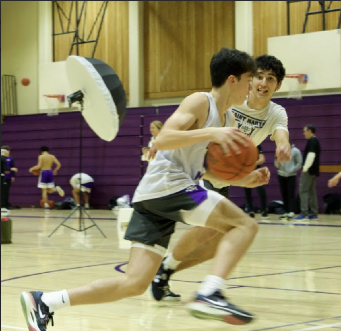 Boys+basketball+scrimmages+during+practice